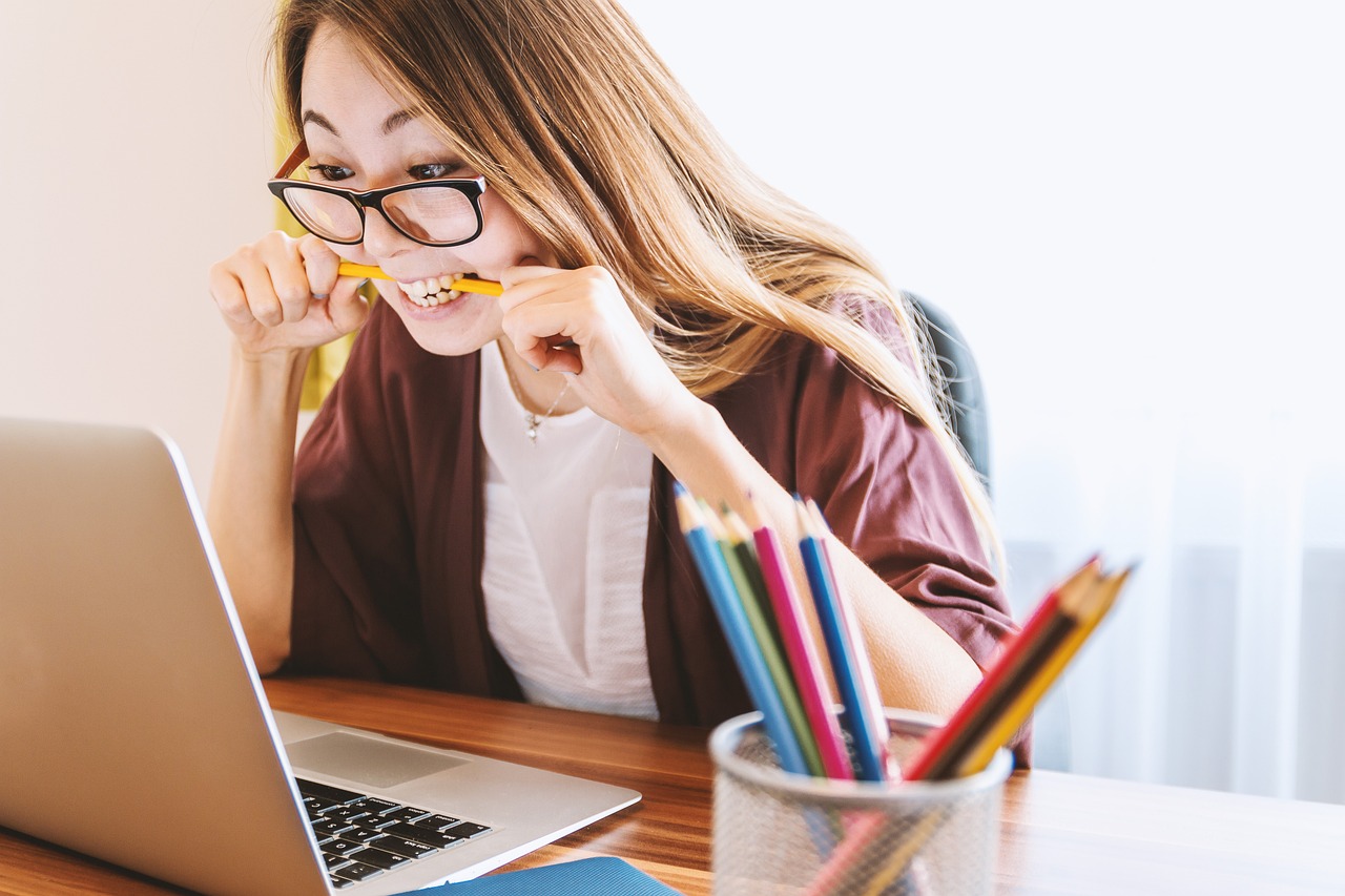 ¿Cómo se escribe la palabra estudiando?