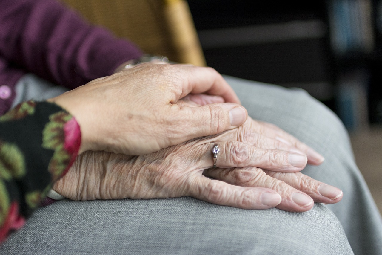 ¿Cuánto se paga por cuidar a una persona mayor?