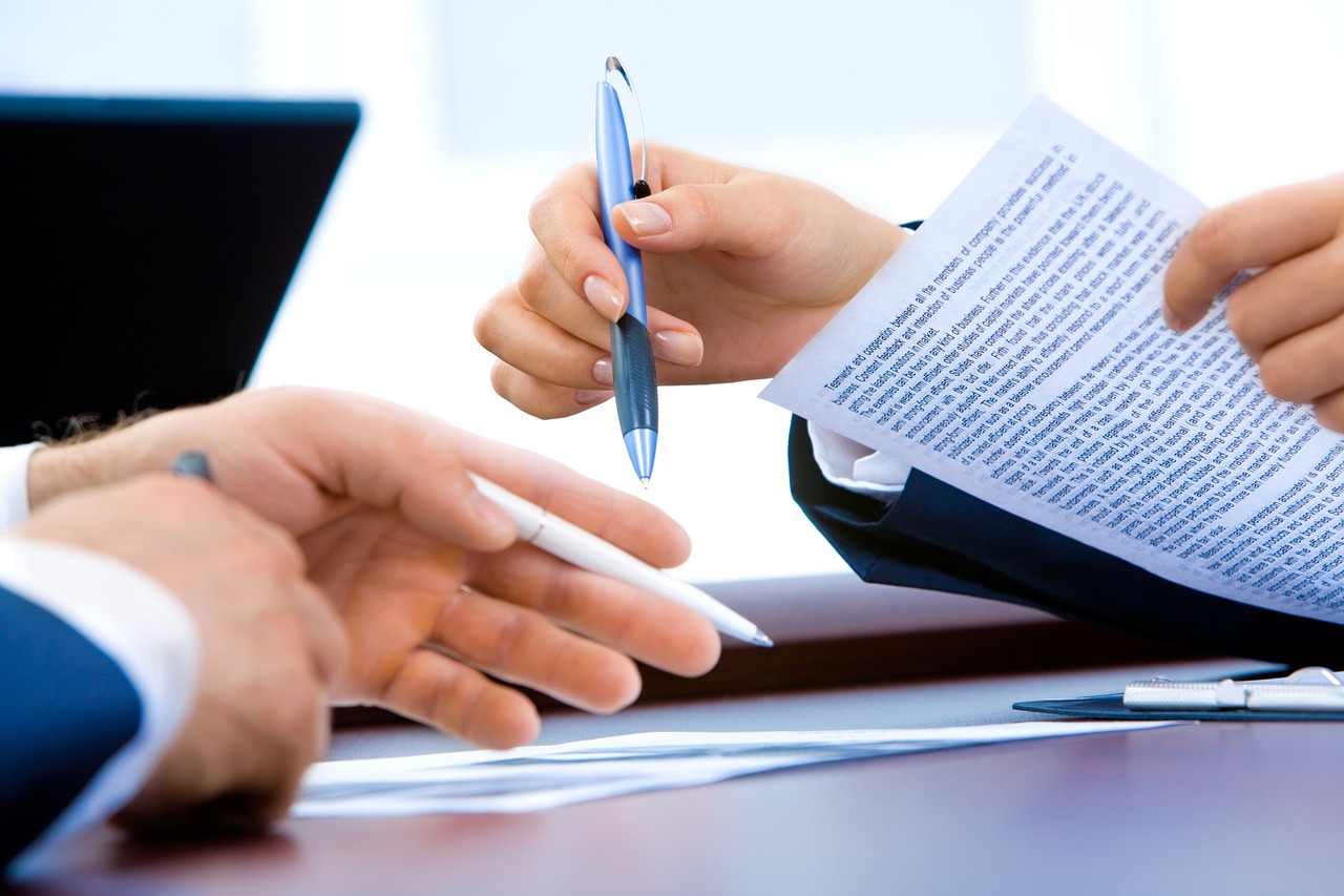 ¿Qué requisitos se exigen para firmar un contrato?
