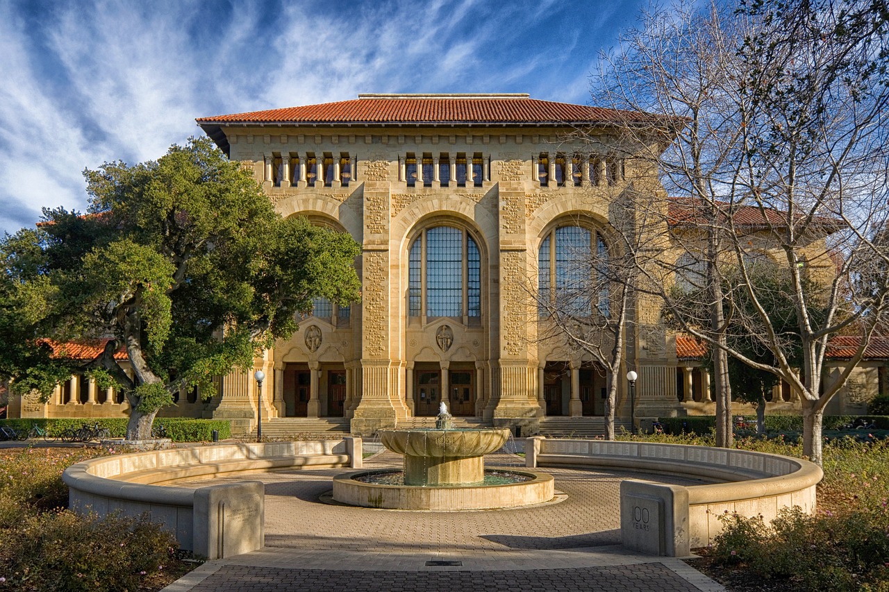 ¿Qué famosos estudiaron en Stanford?